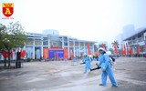 Tân binh đeo khẩu trang, kiểm tra thân nhiệt trong ngày nhập ngũ